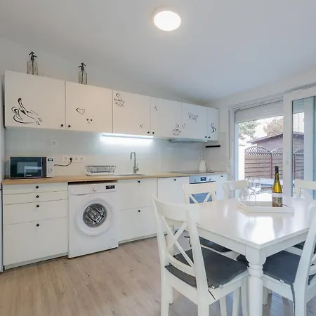 Galerius Pihenohaz By Bltn *