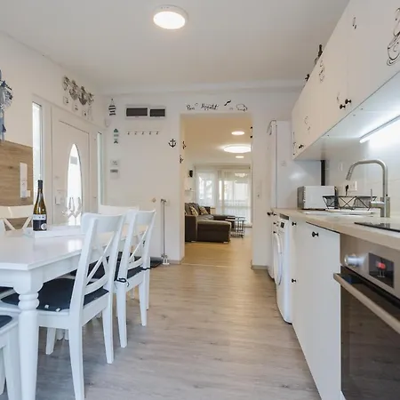 Galerius Pihenohaz By Bltn *