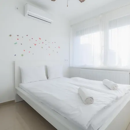 Galerius Pihenohaz By Bltn *