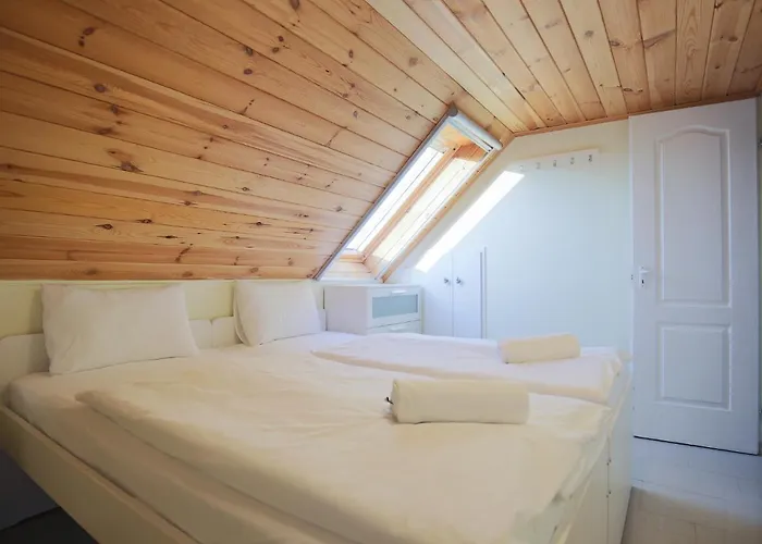 Galerius Pihenohaz By Bltn *