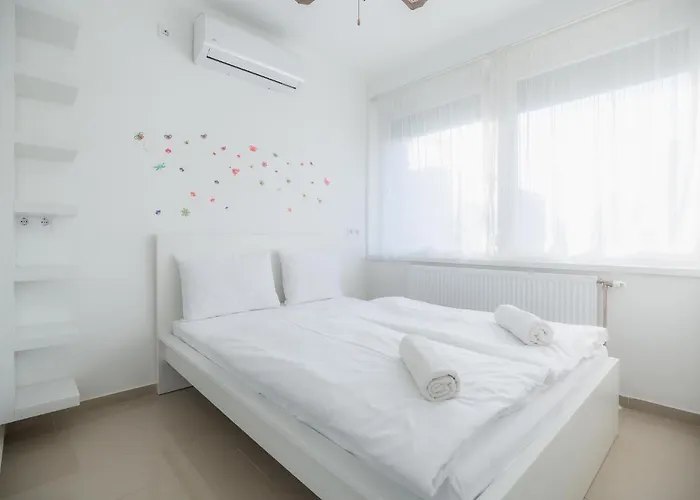 Galerius Pihenohaz By Bltn *